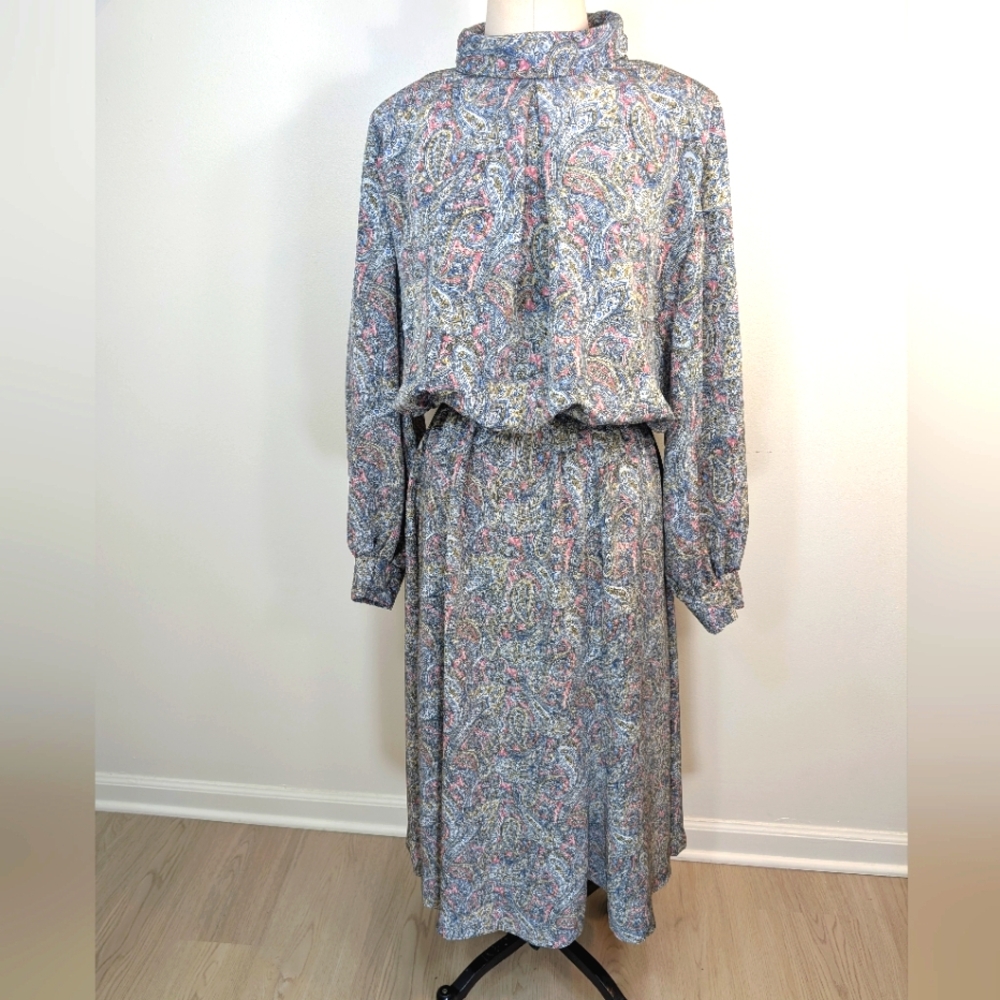 VTG silky poly pastel paisley high collar zip up maxi dress w adj waist. XL